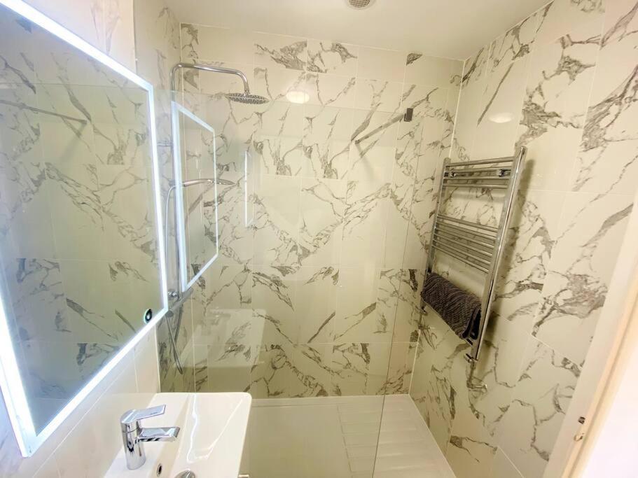 City Centre Riverside Apartment 윈체스터 외부 사진
